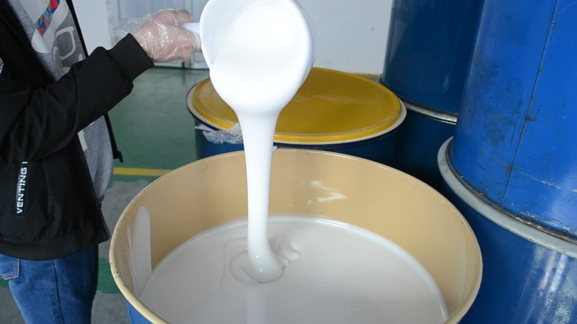 選購模具硅膠如何適應(yīng)小批量與大批量生產(chǎn)的靈活需求？